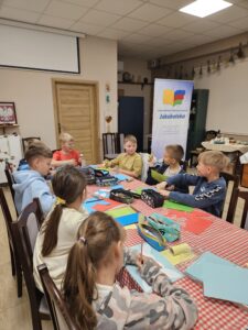 20260617_093204 Dzieci podczas warsztatów plastycznych.
