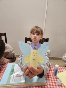 20260617_095310 Dziewczynka z motylkiem z papieru.
