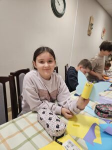 20260617_095349 Dziewczynka z motylkiem z papieru.