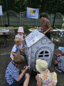 Dzieci kolorujące domek - kolorowankę przestrzenną.