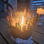 Lampion z płonącą świiecą.