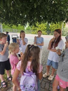 20260702_094239 Dzieci jedzące lody.