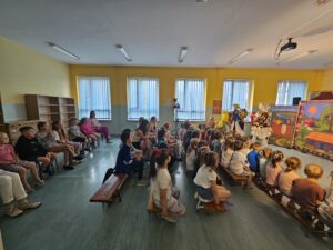 20260702_100742 Dzieci oglądające przedstawienie teatralne pt."Nie całkiem brzydkie kaczątko".