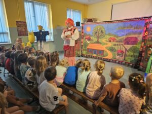 20260702_101730 Dzieci oglądające przedstawienie teatralne pt."Nie całkiem brzydkie kaczątko".