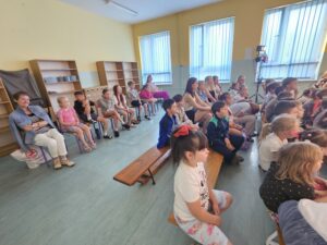 20260702_104623 Dzieci oglądające przedstawienie teatralne pt."Nie całkiem brzydkie kaczątko".