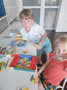 Dziewczynka i chłopiec grający w gry planszowe.