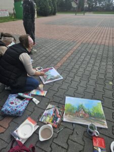 Kobiety malujące obrazy podczas pleneru.