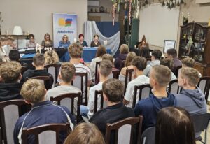 Czytający oraz widzowie tyłem, podczas Narodowego Czytania