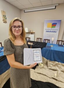 Kobieta z książką w ręku podczas Narodowego Czytania