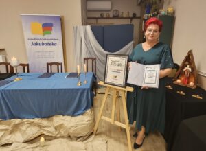 Kobieta z książką w ręku podczas Narodowego Czytania