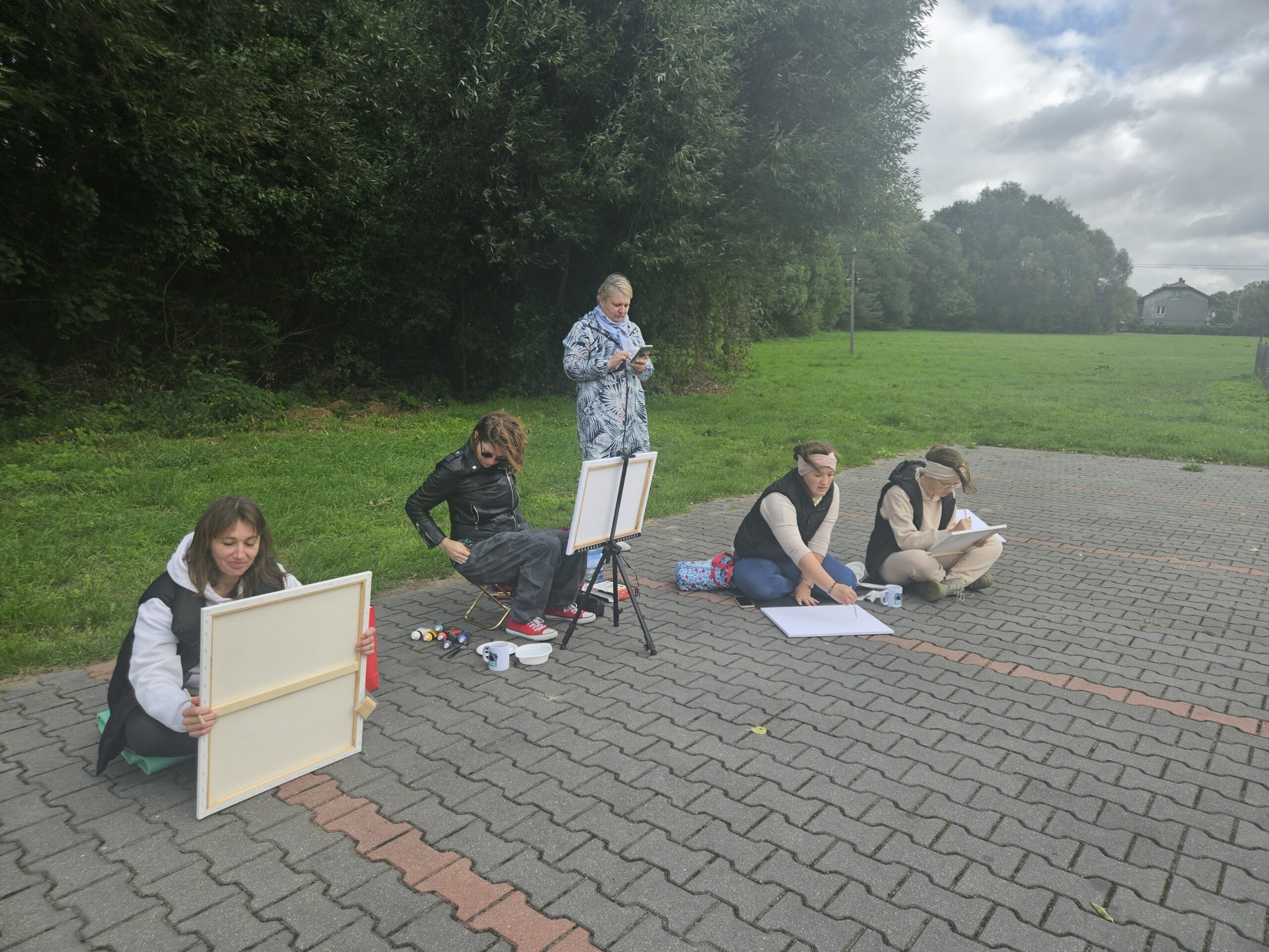 Kobiety malujące obrazy podczas pleneru.