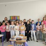 Grupa dzieci z nauczycielkami w klasie.