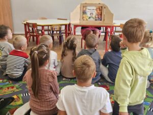 Dzieci na teatrzyku Kamishibai.